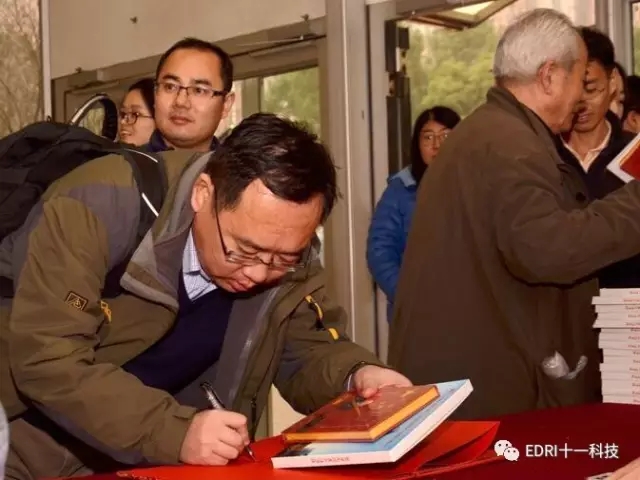 年會(huì)現(xiàn)場(chǎng)， 干部員工們領(lǐng)取趙院長(zhǎng)的書籍和臺(tái)歷.webp.jpg