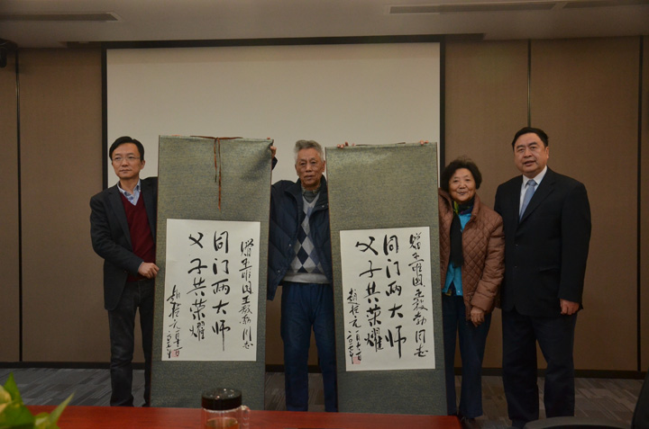 1496419397792158.jpg 5-趙振元向兩位大師贈(zèng)送書法作品并親切合影留念.JPG