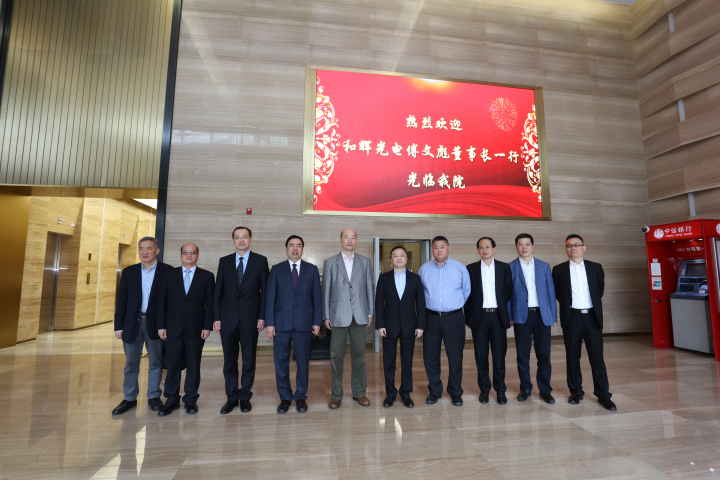 1496508325135314.jpg 2-趙振元董事長、白焰高級(jí)副院長與傅文彪董事長、卞家駿總裁一行親切合影.jpg