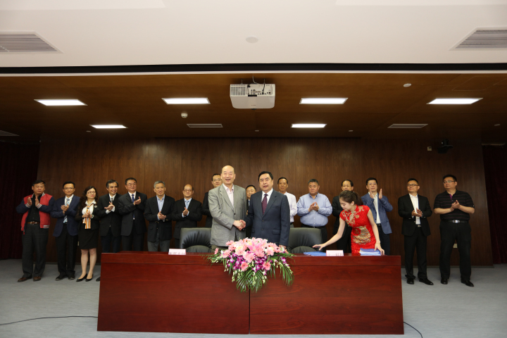 1496508511815543.jpg 11-簽約成功,趙振元董事長與傅文彪董事長親切握手.jpg