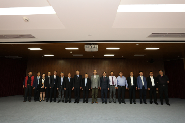 1496508531554759.jpg 12-趙振元董事長、傅文彪董事長與所有見證簽約儀式的嘉賓和領(lǐng)導(dǎo)親切合影.jpg