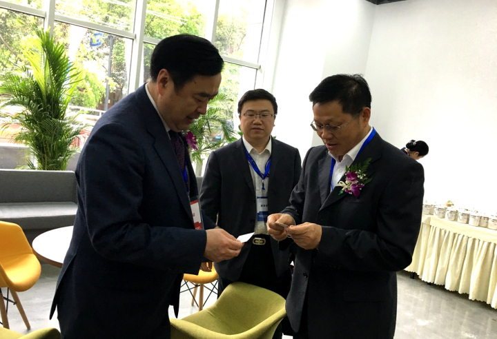 1496510435104037.jpg 27-趙振元同志與雅礱江副總經理王繼敏親切交談并交換名片.jpg