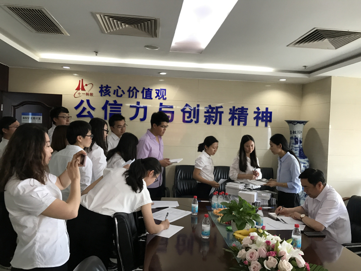 1496513141695733.jpg 6-趙振元同志為分院干部簽名贈書.jpg